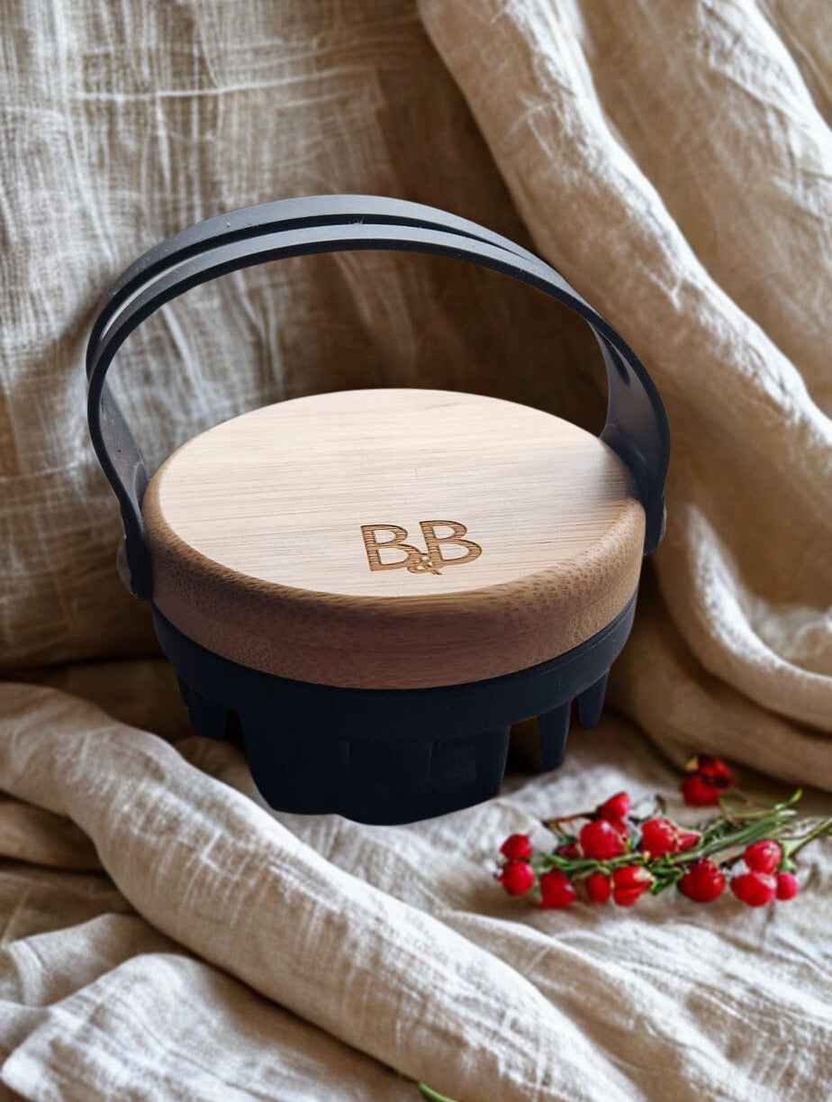 Canis Ritualis – Geschenkbox für Hunde Zubehör B&B Massagebürste auf Leinentuch